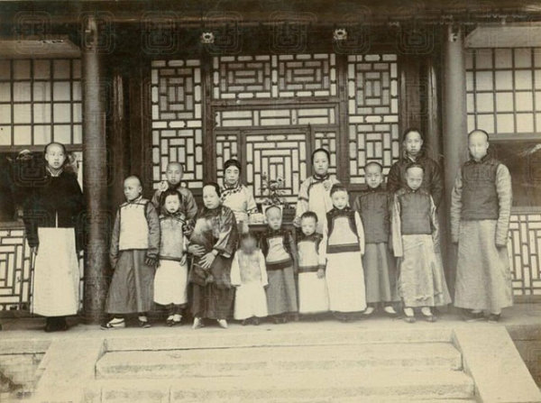 图片[1]-Family photo of one husband, one wife and many concubines in the Qing Dynasty-China Archive