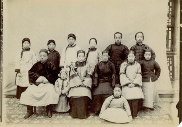 图片[4]-Family photo of one husband, one wife and many concubines in the Qing Dynasty-China Archive