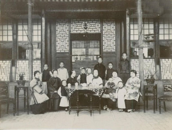 图片[2]-Family photo of one husband, one wife and many concubines in the Qing Dynasty-China Archive