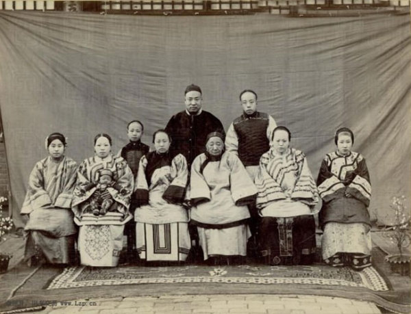 图片[6]-Family photo of one husband, one wife and many concubines in the Qing Dynasty-China Archive