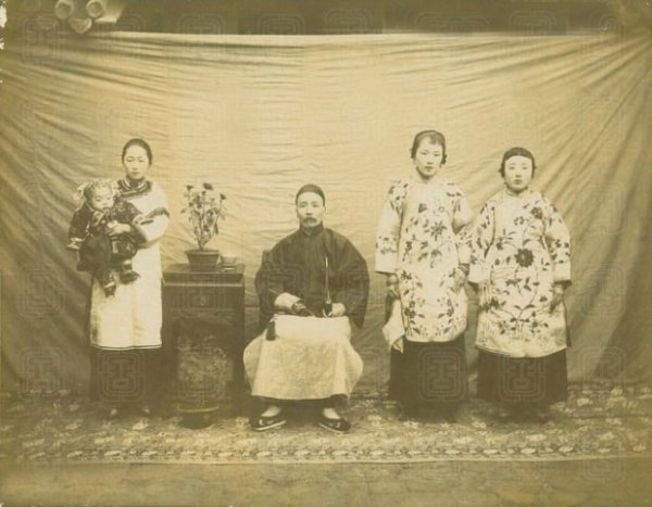 图片[5]-Family photo of one husband, one wife and many concubines in the Qing Dynasty-China Archive