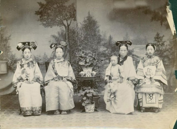 图片[7]-Family photo of one husband, one wife and many concubines in the Qing Dynasty-China Archive