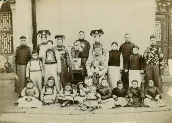 图片[9]-Family photo of one husband, one wife and many concubines in the Qing Dynasty-China Archive
