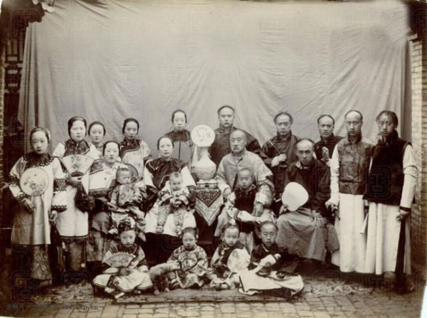 图片[8]-Family photo of one husband, one wife and many concubines in the Qing Dynasty-China Archive