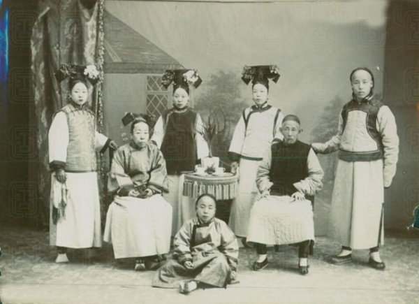 图片[11]-Family photo of one husband, one wife and many concubines in the Qing Dynasty-China Archive