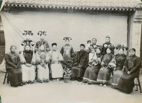 图片[12]-Family photo of one husband, one wife and many concubines in the Qing Dynasty-China Archive