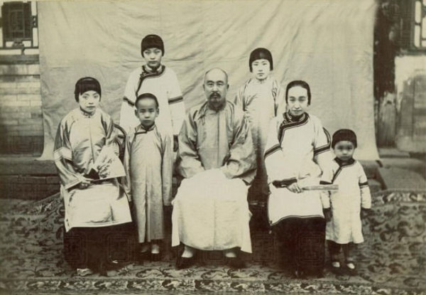 图片[10]-Family photo of one husband, one wife and many concubines in the Qing Dynasty-China Archive