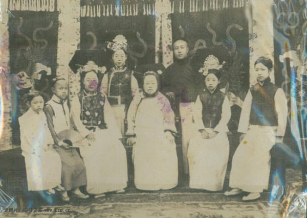 图片[13]-Family photo of one husband, one wife and many concubines in the Qing Dynasty-China Archive
