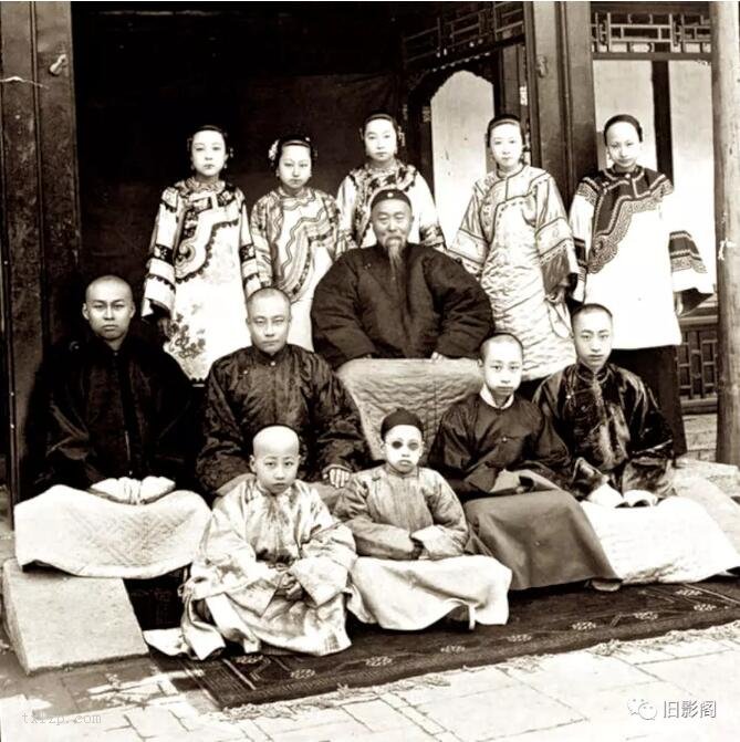 图片[1]-Old photos | Real photos of official women in the late Qing Dynasty-China Archive