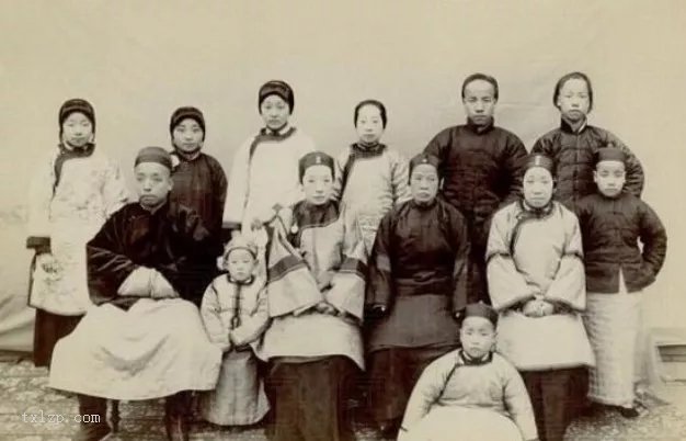 图片[3]-Real old photos of rich families in the late Qing Dynasty: wives and concubines in groups, children everywhere-China Archive