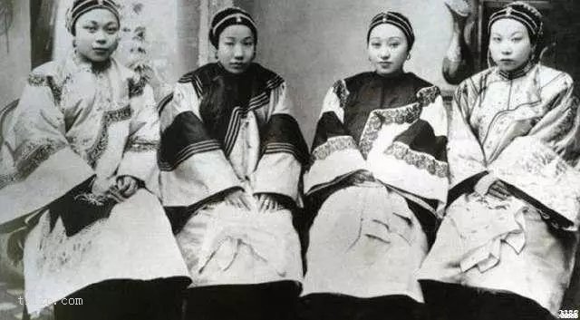 图片[5]-Real old photos of rich families in the late Qing Dynasty: wives and concubines in groups, children everywhere-China Archive