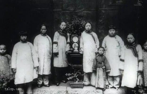 图片[4]-Real old photos of rich families in the late Qing Dynasty: wives and concubines in groups, children everywhere-China Archive