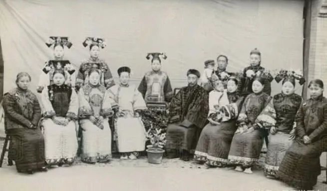 图片[2]-Real old photos of rich families in the late Qing Dynasty: wives and concubines in groups, children everywhere-China Archive