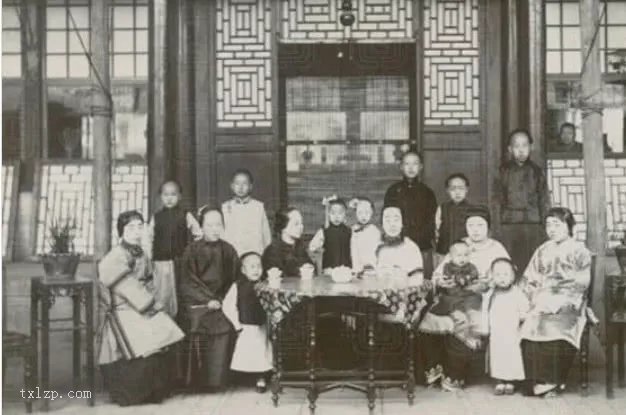 图片[7]-Real old photos of rich families in the late Qing Dynasty: wives and concubines in groups, children everywhere-China Archive