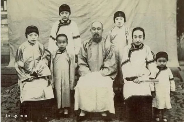 图片[8]-Real old photos of rich families in the late Qing Dynasty: wives and concubines in groups, children everywhere-China Archive
