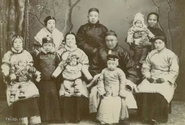 图片[9]-Real old photos of rich families in the late Qing Dynasty: wives and concubines in groups, children everywhere-China Archive