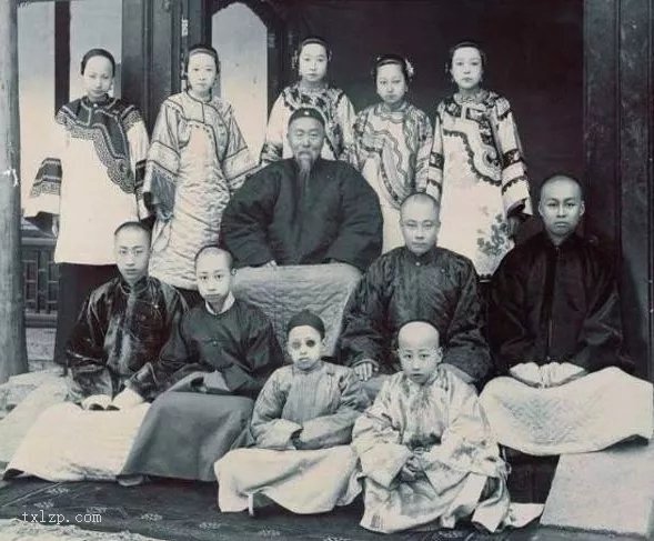 图片[1]-Real old photos of rich families in the late Qing Dynasty: wives and concubines in groups, children everywhere-China Archive