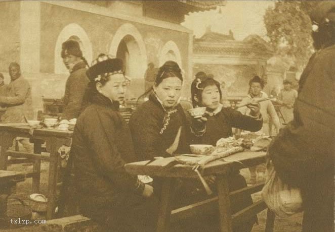 图片[4]-Old photos take you back a hundred years to see how people in the late Qing Dynasty spent the Spring Festival-China Archive