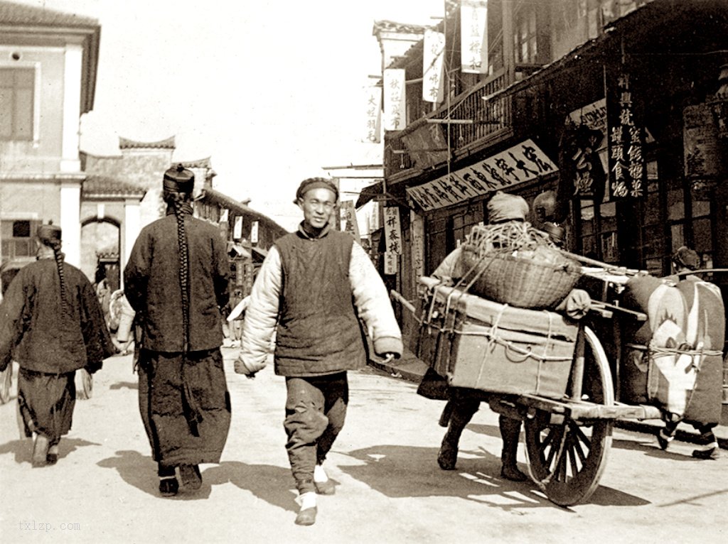图片[2]-Old photo: Street view of Shanghai city wall and pedestrians in 1902-China Archive