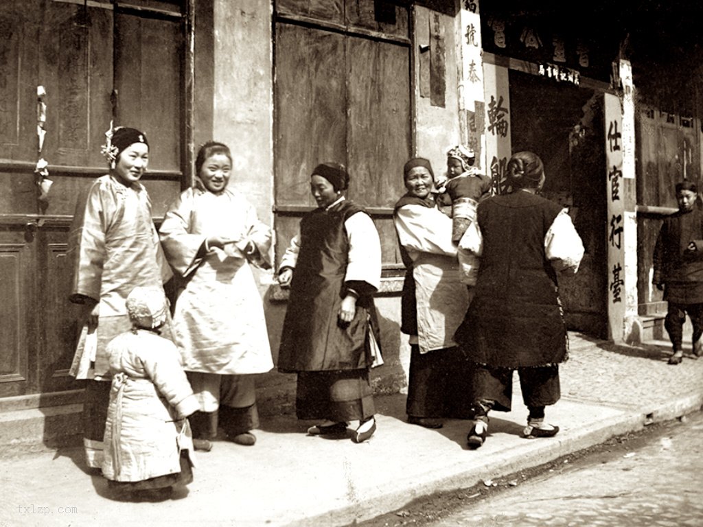图片[1]-Old photo: Street view of Shanghai city wall and pedestrians in 1902-China Archive