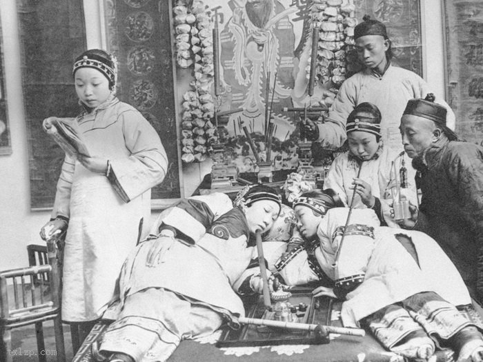 图片[1]-True old photos of Chinese people smoking opium in the late Qing Dynasty-China Archive