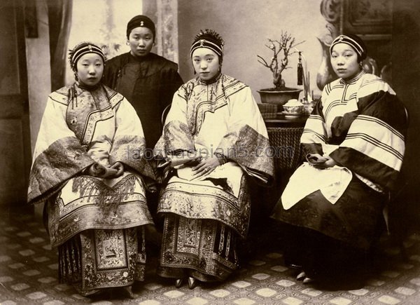 图片[9]-Photos of rich and noble women with long nails in the old photos of the Qing Dynasty-China Archive