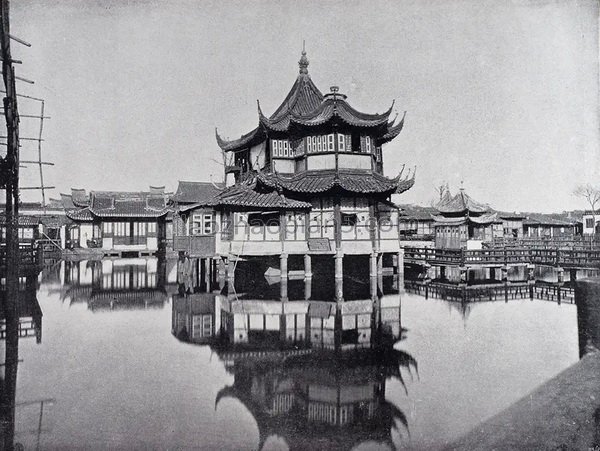 图片[1]-The image of the pavilion in the heart of the lake in Yu Garden in the old photos of Shanghai from the Qing Dynasty to the end of the Republic of China-China Archive