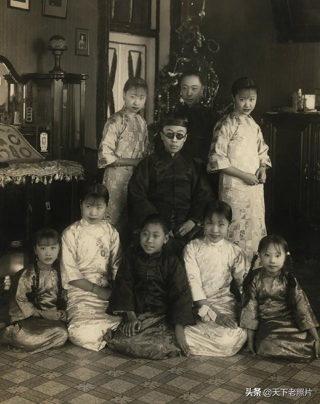 图片[1]-A group photo of the late emperor Pu Yi and his nine siblings in the 1920s-China Archive