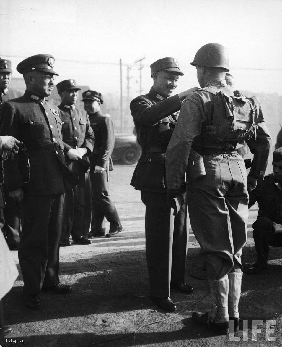 图片[4]-Group photos of Chiang Kai shek and Song Meiling’s visit to Peiping in December 1945-China Archive