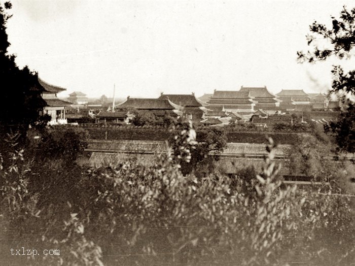 图片[2]-Old photos of foreigners having a picnic on the old building of Beijing in 1919-China Archive