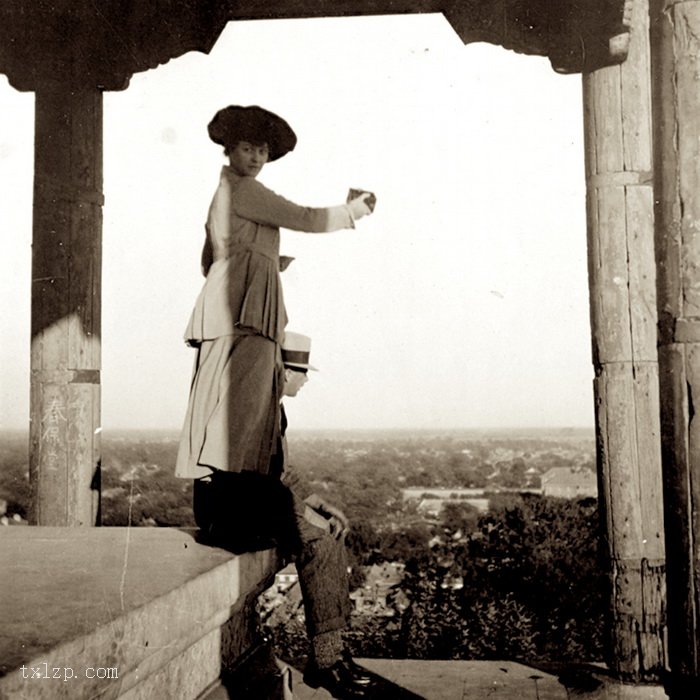 图片[3]-Old photos of foreigners having a picnic on the old building of Beijing in 1919-China Archive