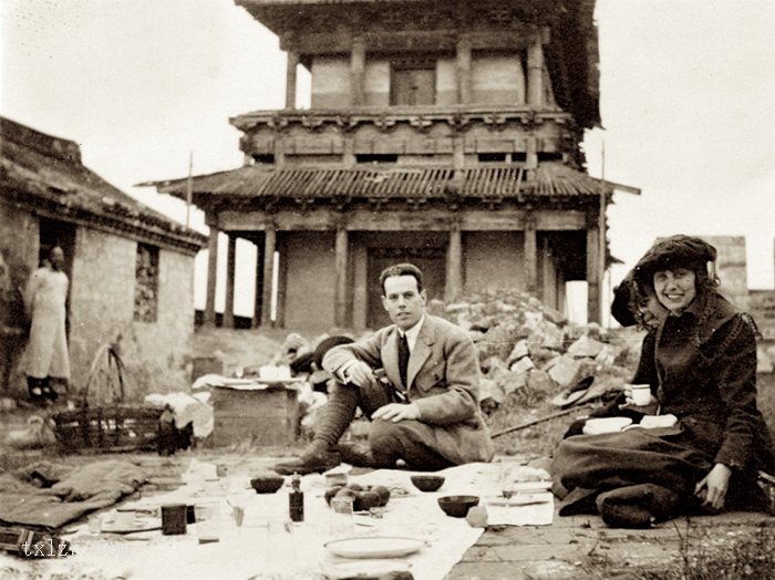 图片[1]-Old photos of foreigners having a picnic on the old building of Beijing in 1919-China Archive