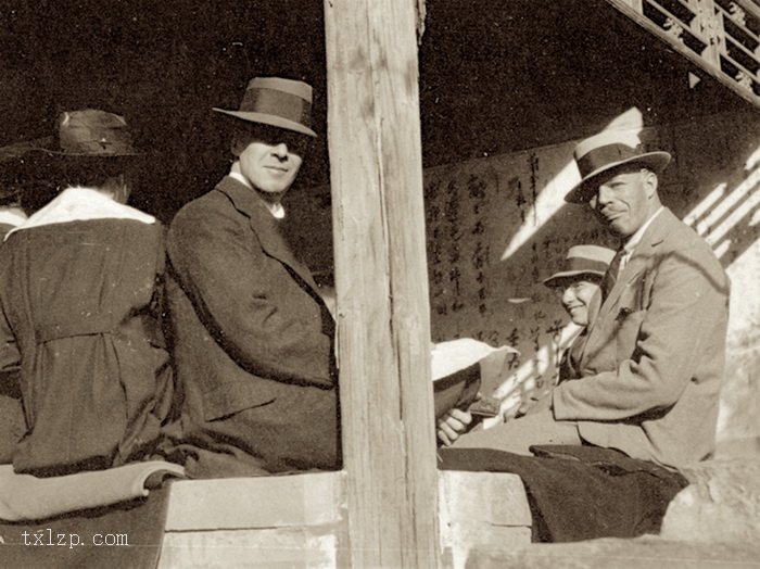 图片[6]-Old photos of foreigners having a picnic on the old building of Beijing in 1919-China Archive