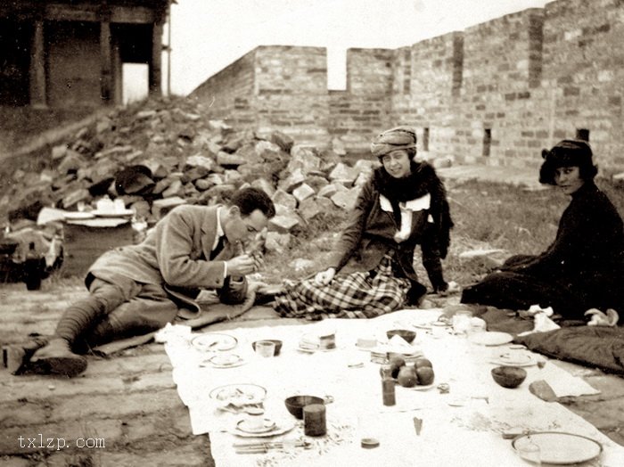 图片[4]-Old photos of foreigners having a picnic on the old building of Beijing in 1919-China Archive