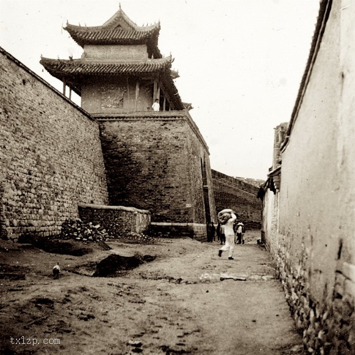 图片[9]-Old photos of foreigners having a picnic on the old building of Beijing in 1919-China Archive