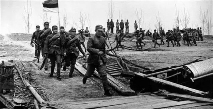 图片[1]-Old photo: The wounded soldiers in the bloody battle Taierzhuang walked to the hospital for a live shot-China Archive