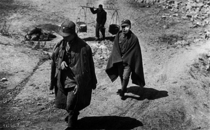 图片[3]-Old photo: The wounded soldiers in the bloody battle Taierzhuang walked to the hospital for a live shot-China Archive