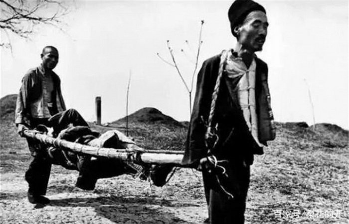 图片[6]-Old photo: The wounded soldiers in the bloody battle Taierzhuang walked to the hospital for a live shot-China Archive