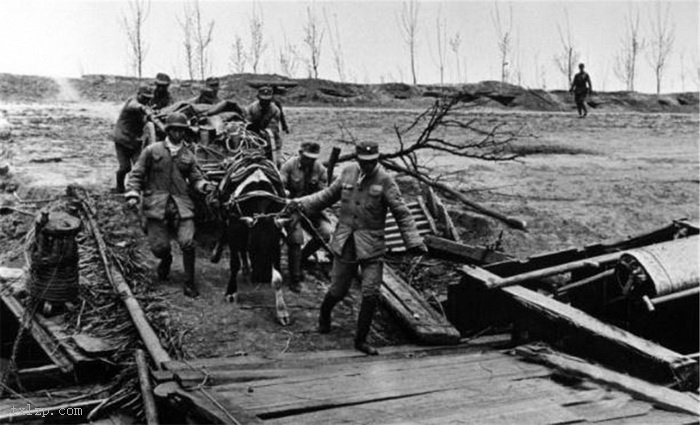 图片[2]-Old photo: The wounded soldiers in the bloody battle Taierzhuang walked to the hospital for a live shot-China Archive