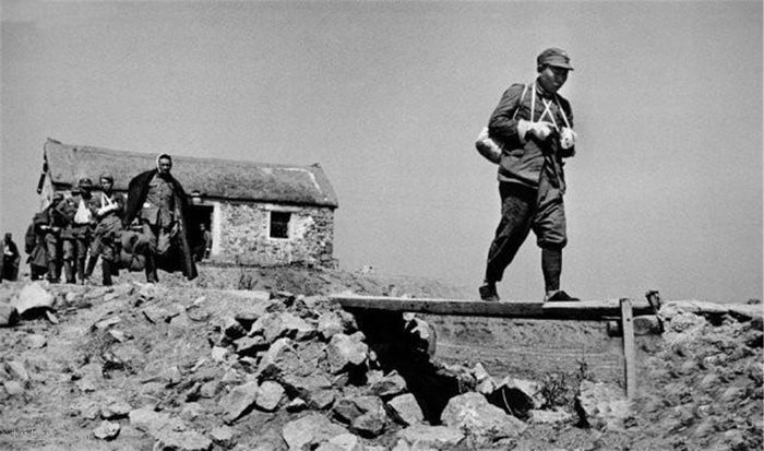 图片[5]-Old photo: The wounded soldiers in the bloody battle Taierzhuang walked to the hospital for a live shot-China Archive