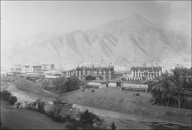 图片[1]-The old photo of Labrang Temple in Xiahe, Gansu in 1925. The magnificent buildings in front of the river and behind the mountain-China Archive