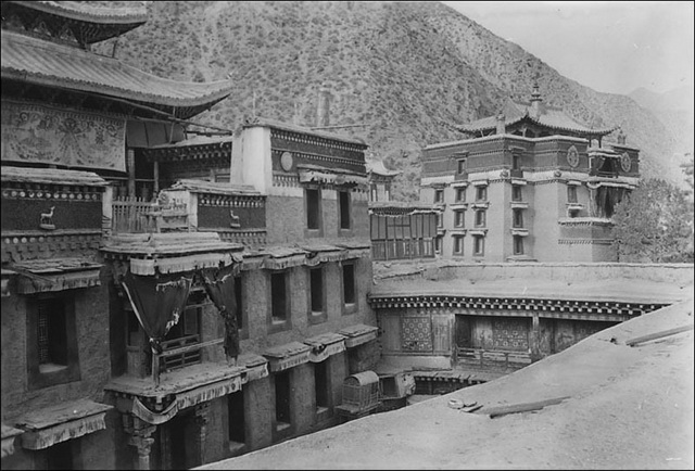 图片[6]-The old photo of Labrang Temple in Xiahe, Gansu in 1925. The magnificent buildings in front of the river and behind the mountain-China Archive