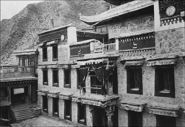 图片[7]-The old photo of Labrang Temple in Xiahe, Gansu in 1925. The magnificent buildings in front of the river and behind the mountain-China Archive