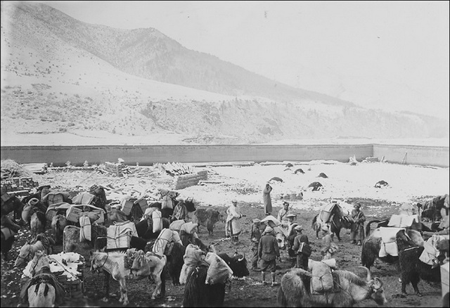 图片[2]-The old photo of Labrang Temple in Xiahe, Gansu in 1925. The magnificent buildings in front of the river and behind the mountain-China Archive