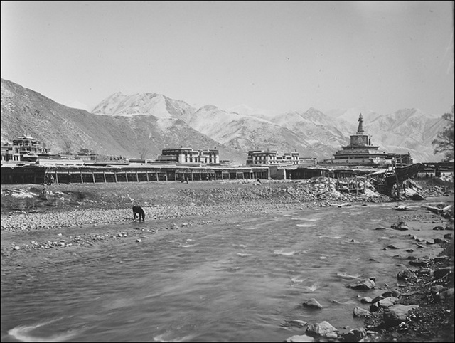 图片[9]-The old photo of Labrang Temple in Xiahe, Gansu in 1925. The magnificent buildings in front of the river and behind the mountain-China Archive