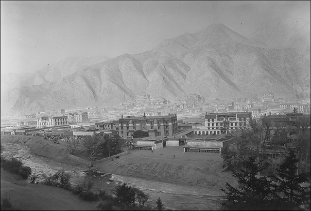 图片[11]-The old photo of Labrang Temple in Xiahe, Gansu in 1925. The magnificent buildings in front of the river and behind the mountain-China Archive