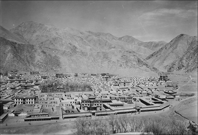 图片[8]-The old photo of Labrang Temple in Xiahe, Gansu in 1925. The magnificent buildings in front of the river and behind the mountain-China Archive