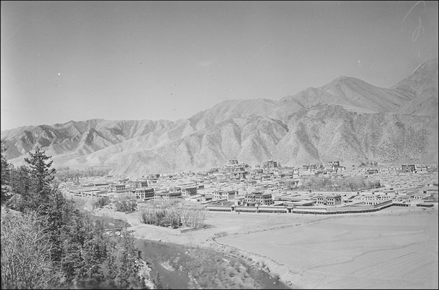 图片[12]-The old photo of Labrang Temple in Xiahe, Gansu in 1925. The magnificent buildings in front of the river and behind the mountain-China Archive