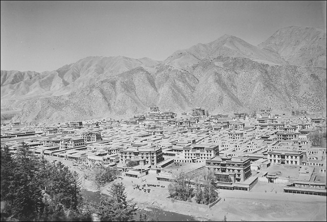 图片[13]-The old photo of Labrang Temple in Xiahe, Gansu in 1925. The magnificent buildings in front of the river and behind the mountain-China Archive