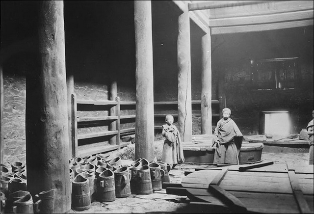 图片[14]-The old photo of Labrang Temple in Xiahe, Gansu in 1925. The magnificent buildings in front of the river and behind the mountain-China Archive